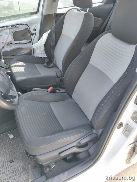 Седалки / Салон за Toyota Yaris  / Тойота Ярис 2019г